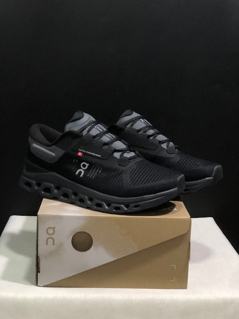 On Cloudstratus 3 'Triple Black'