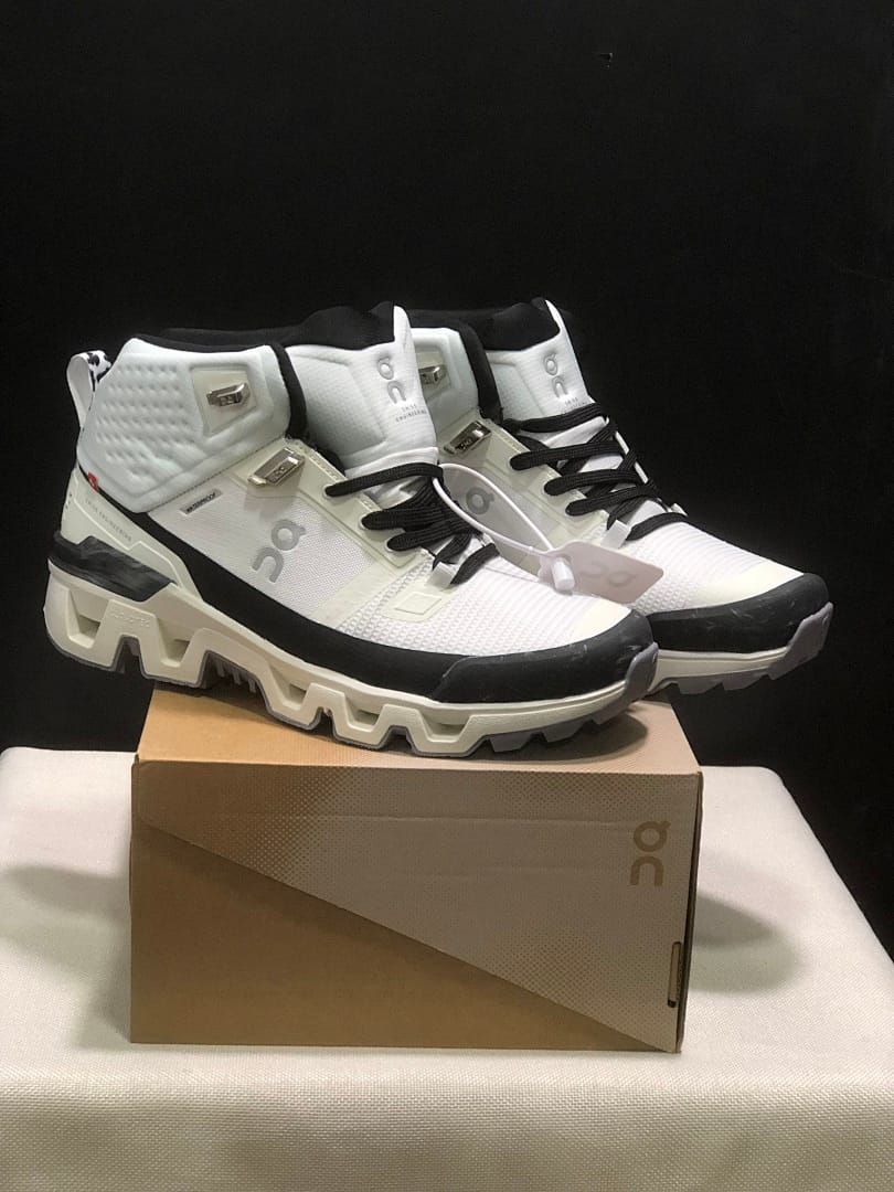 On Cloudwander (Colorway 3)