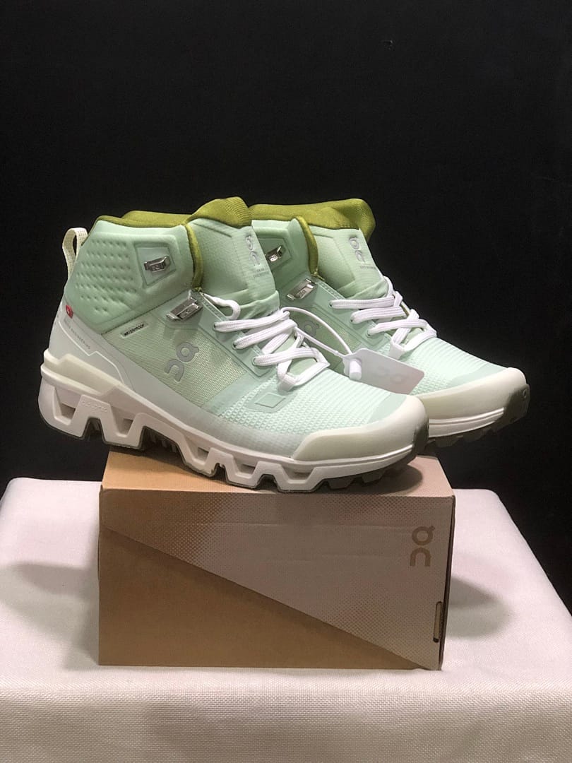On Cloudwander (Colorway 2)