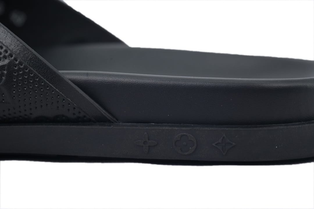 Louis Vuitton LV Slipper Flip Flops The Network Is Completely Black