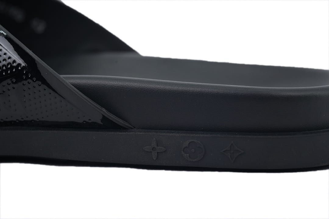 Louis Vuitton LV Slipper Flip Flops The Leather Surface Is Completely Black