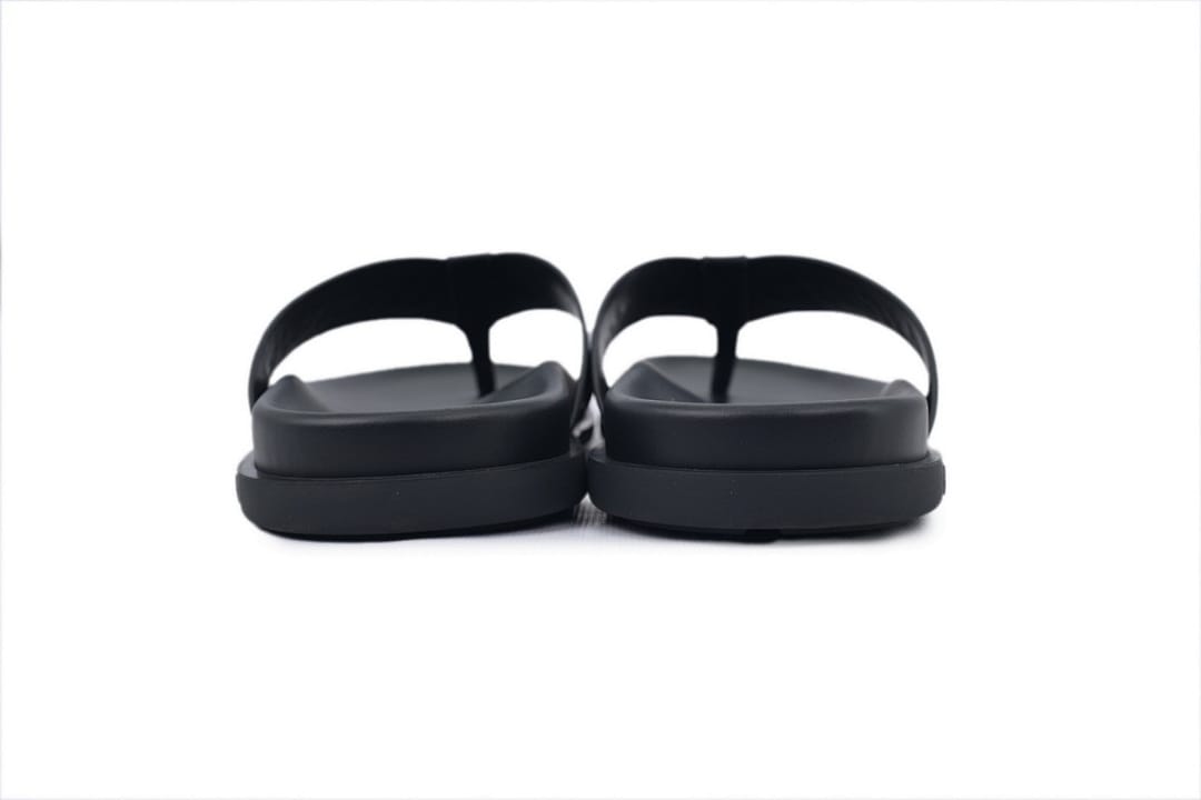 Louis Vuitton LV Slipper Flip Flops The Leather Surface Is Completely Black