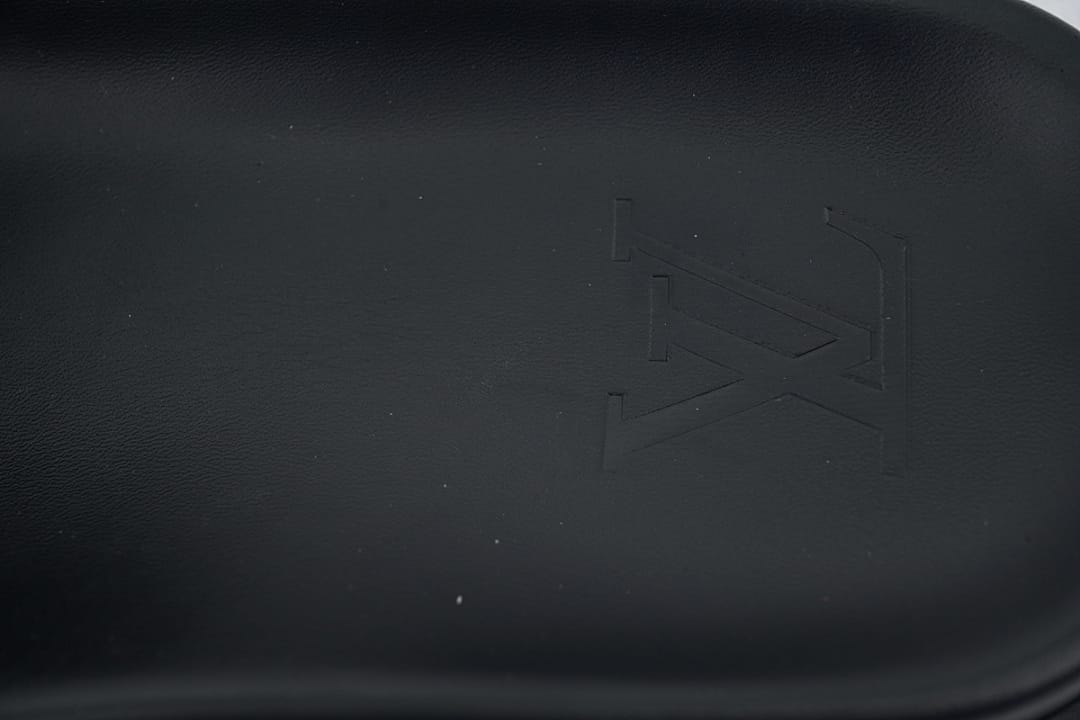 Louis Vuitton LV Slipper Flip Flops The Leather Surface Is Completely Black