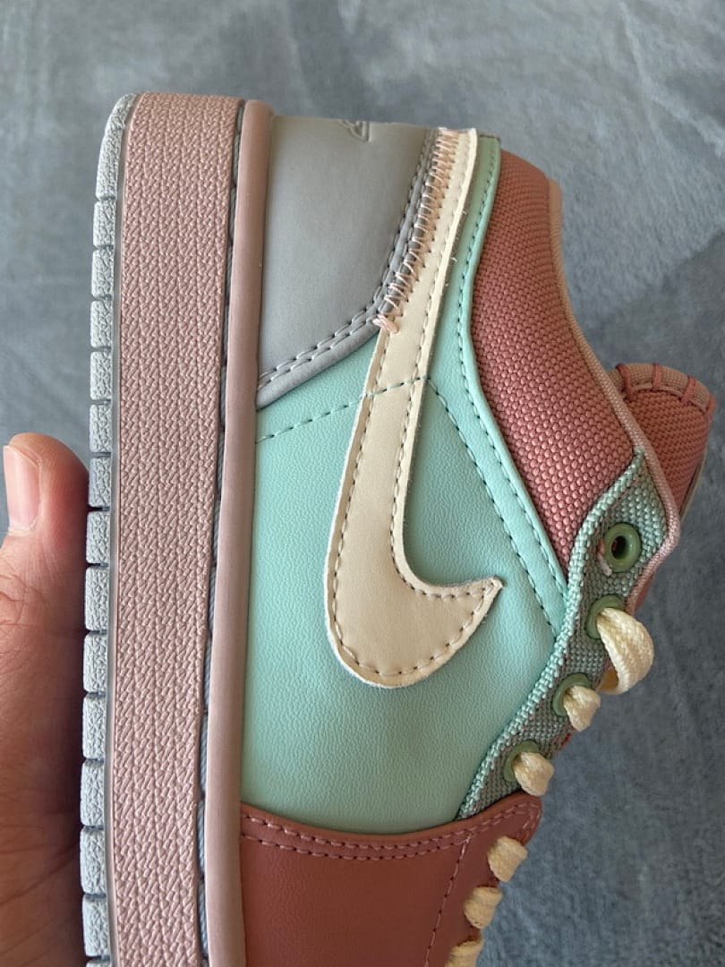 Air Jordan 1 Low SE Champagne