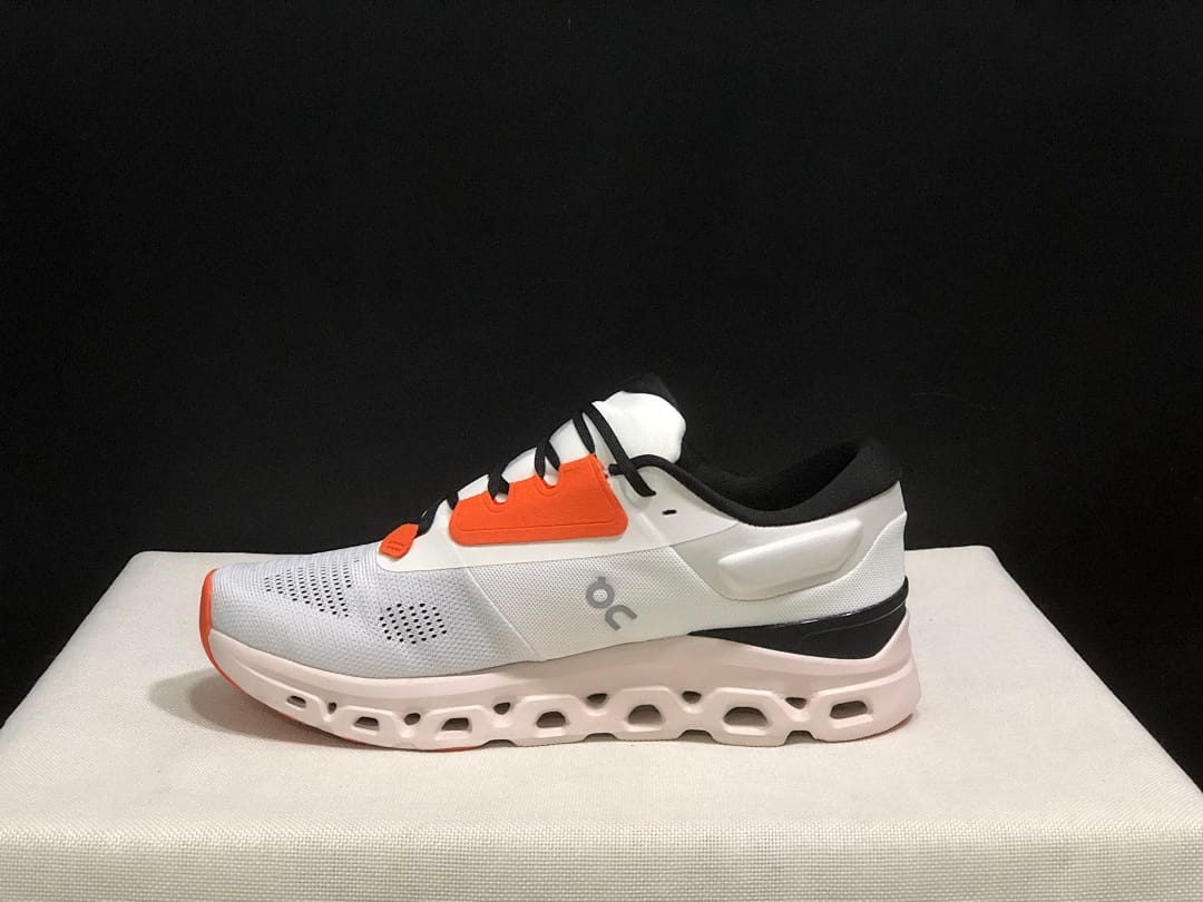 On Cloudstratus 3 'Triple White'