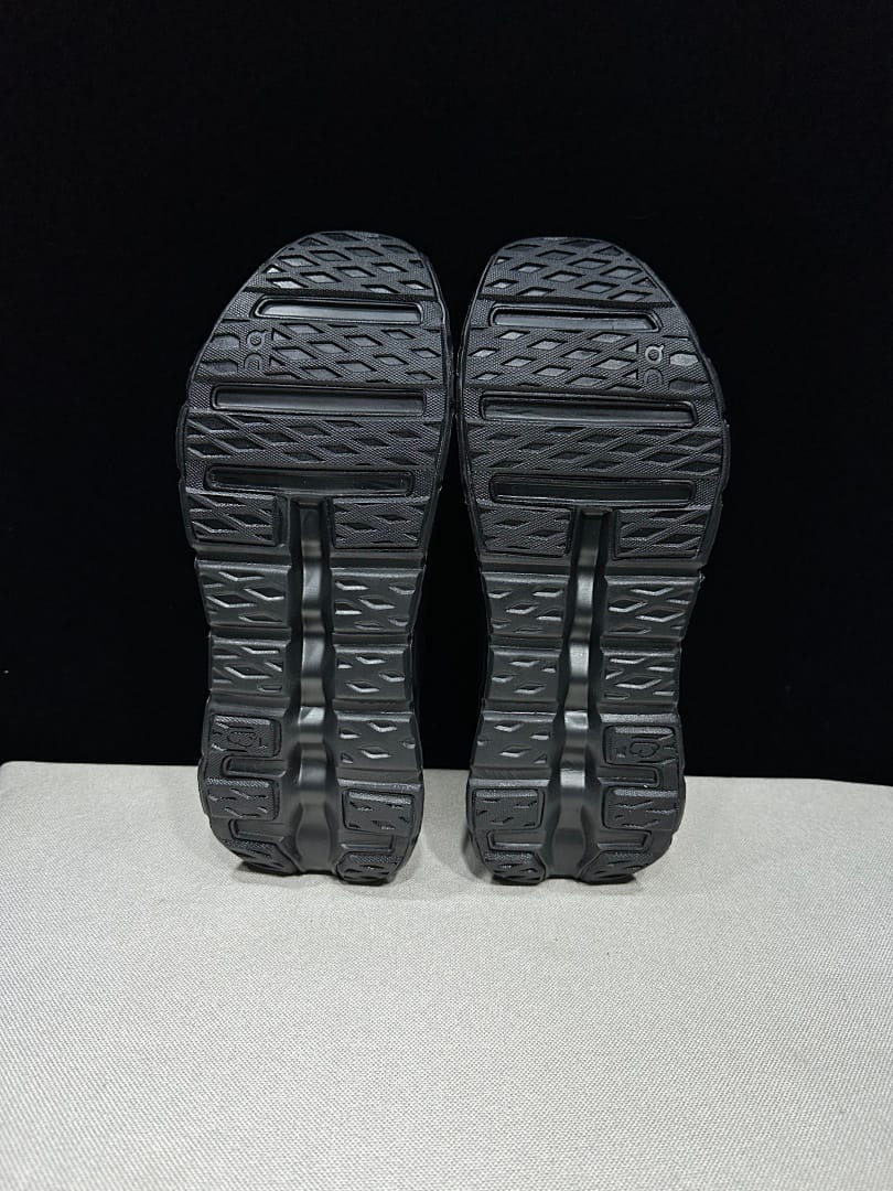 On Cloudtilt Spring 'Triple Black'