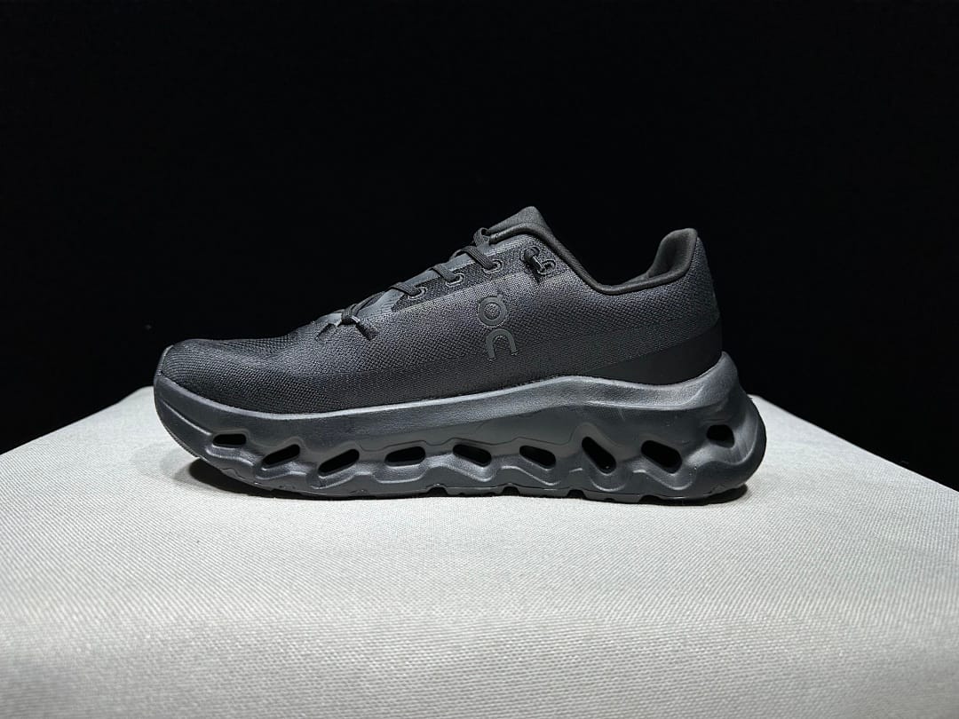 On Cloudtilt Spring 'Triple Black'