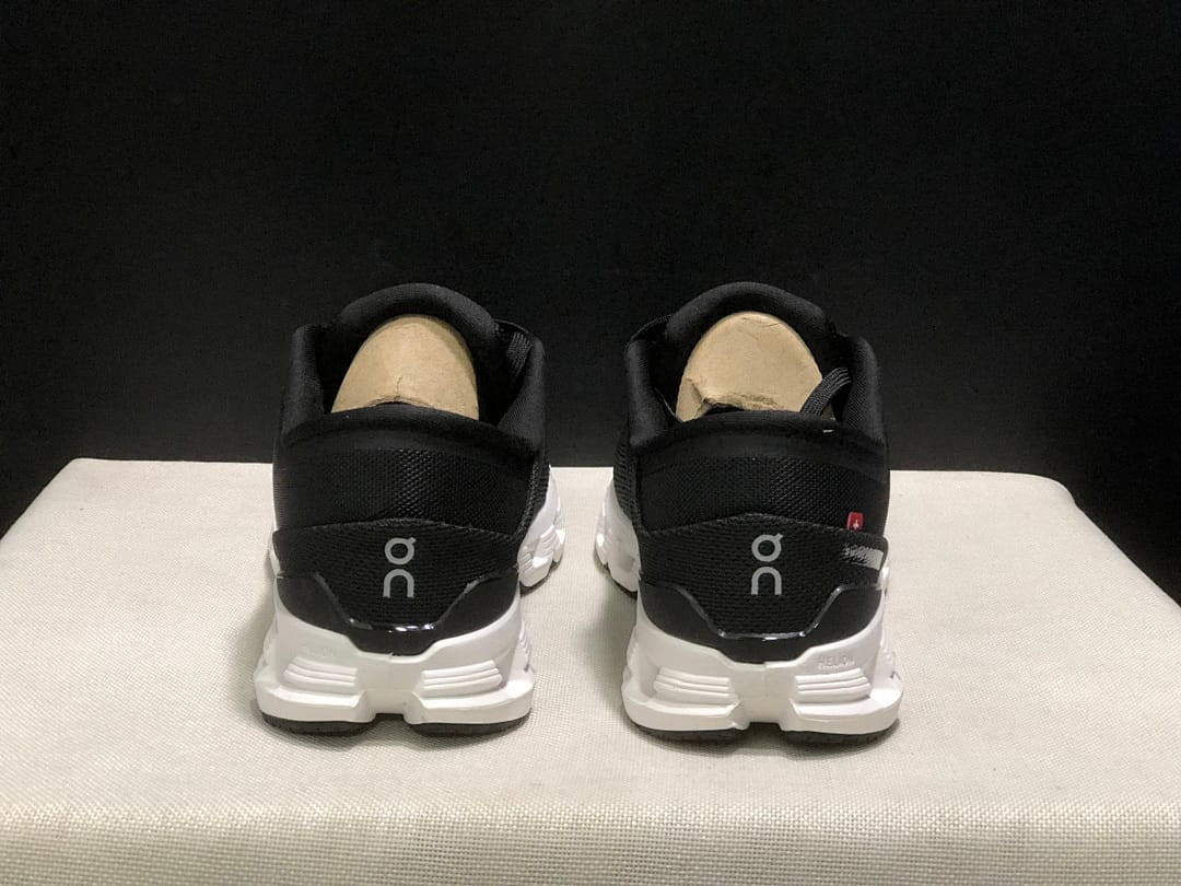 On Cloud X4 'Black White'