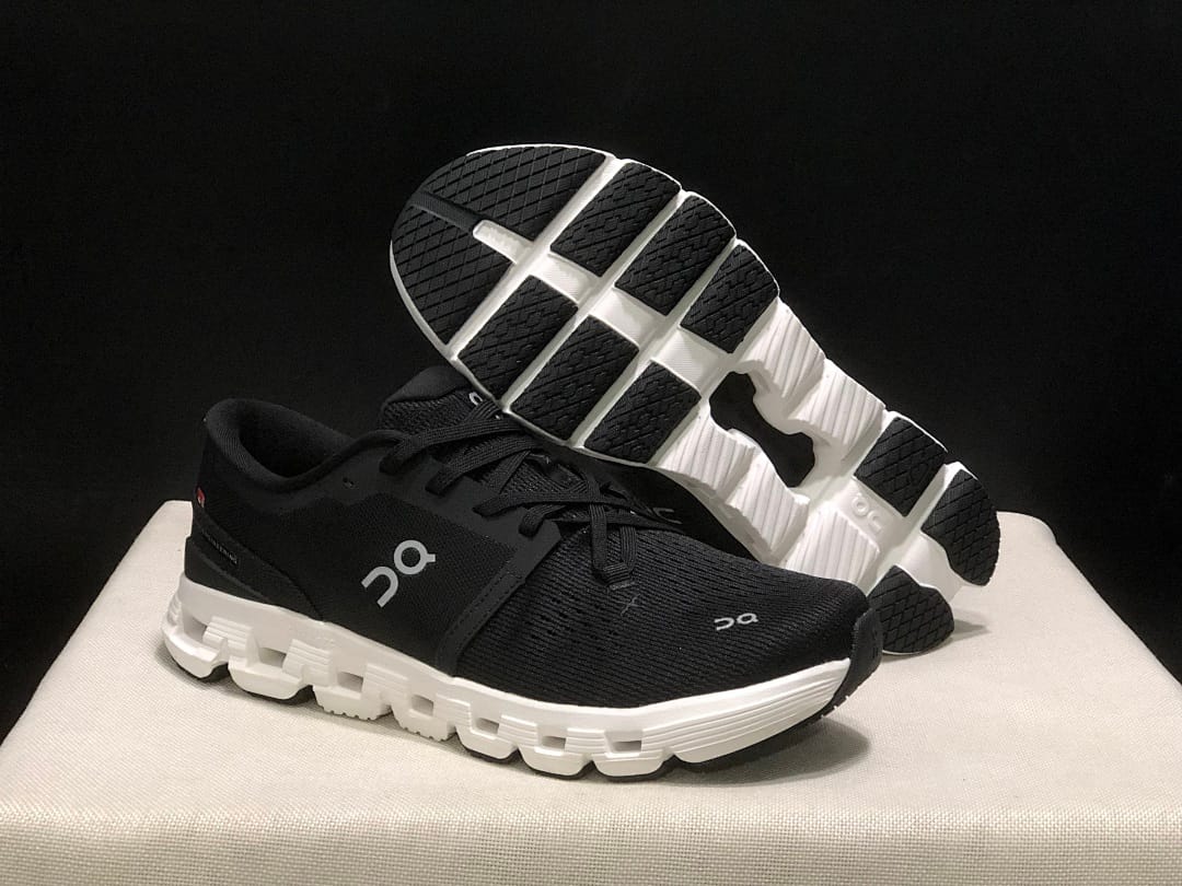 On Cloud X4 'Black White'