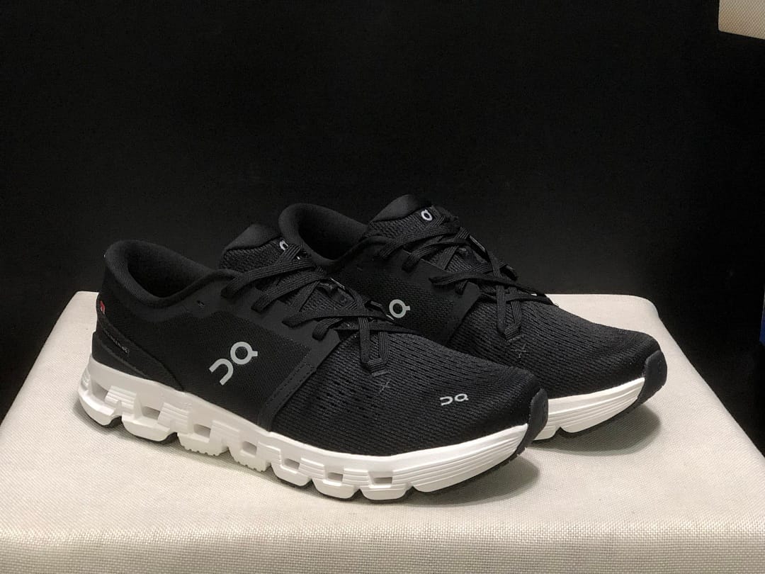 On Cloud X4 'Black White'