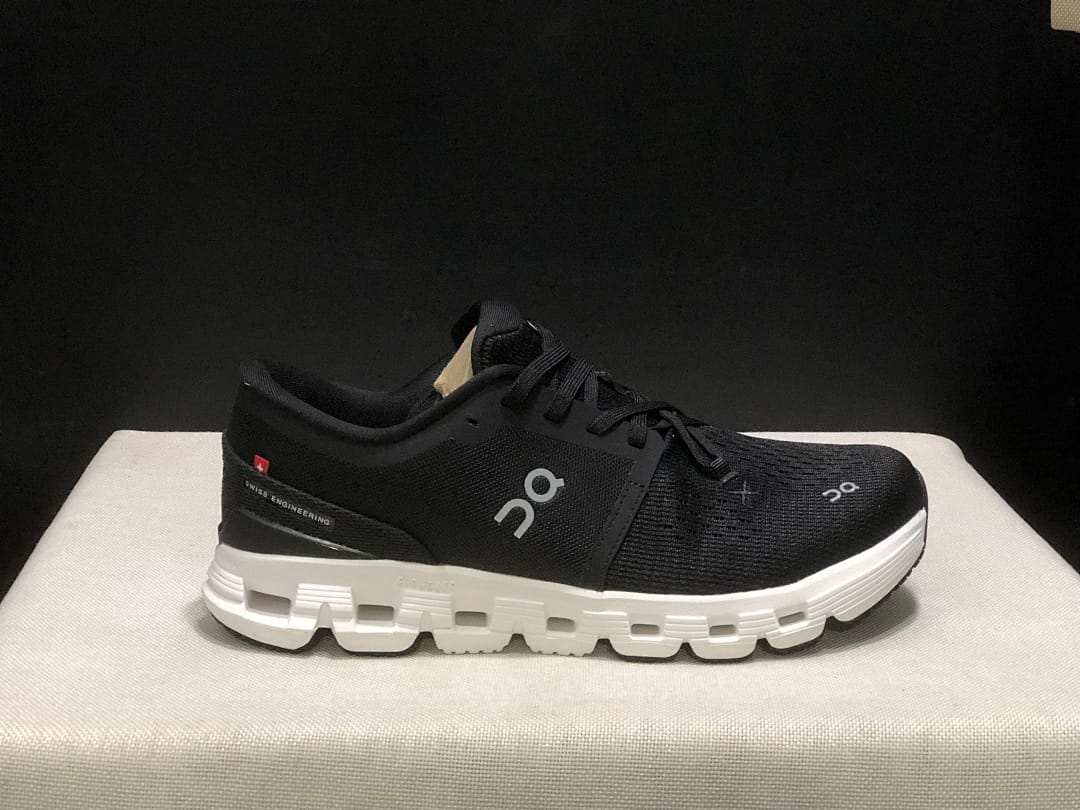 On Cloud X4 'Black White'