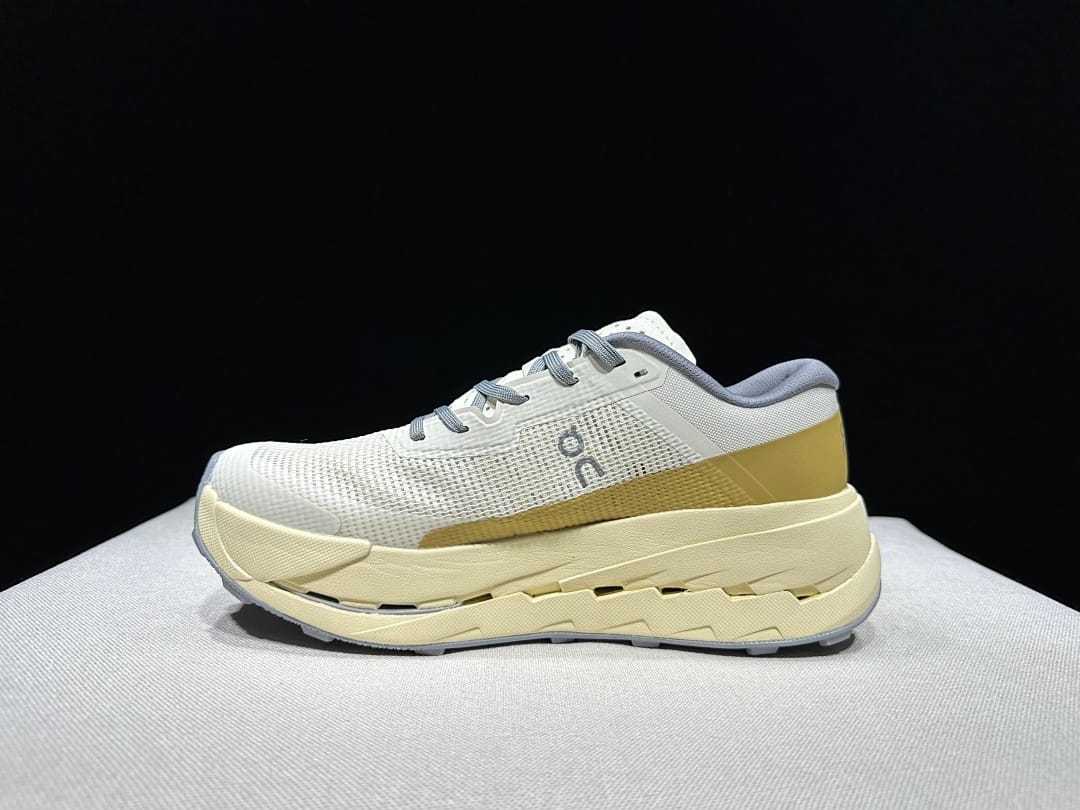 On Cloudultra 3 (Colorway 18)