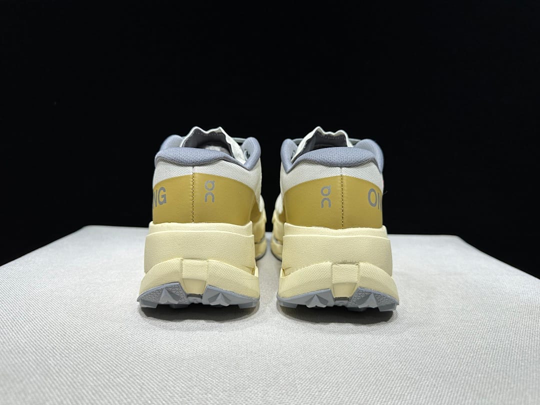 On Cloudultra 3 (Colorway 18)