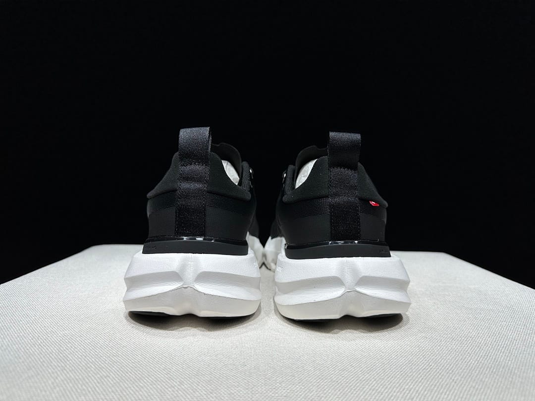 On Cloudpulse Next (Colorway 12)