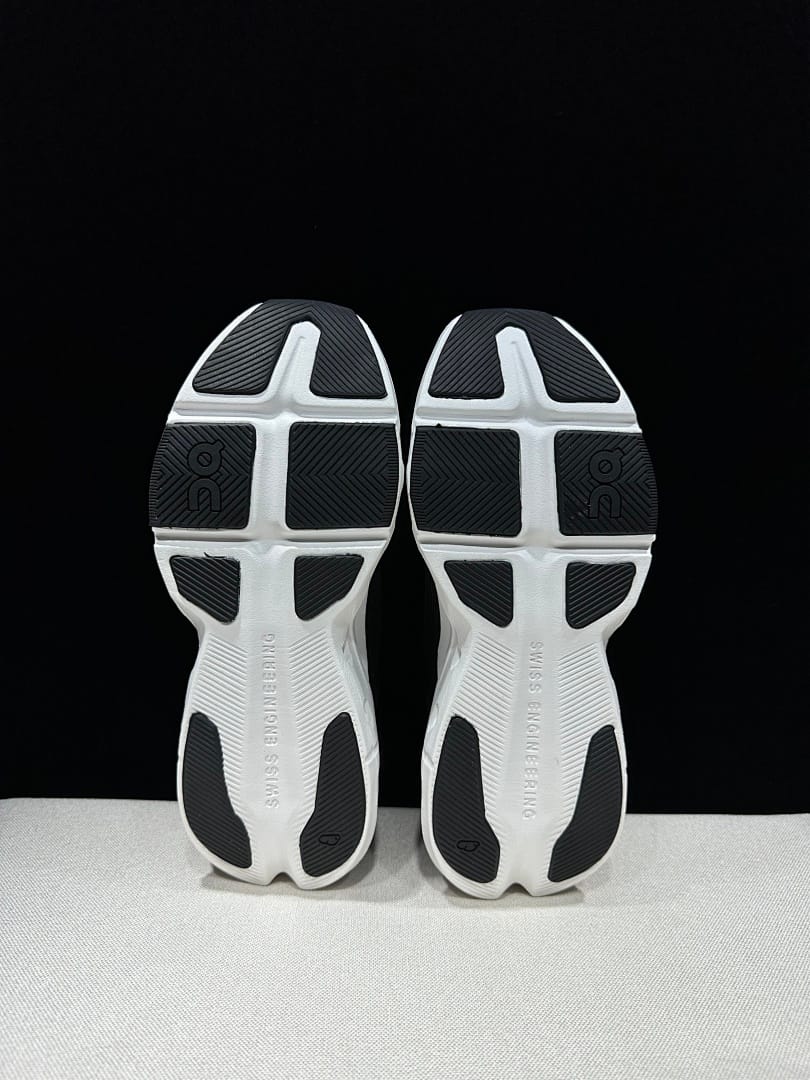 On Cloudpulse Next (Colorway 12)