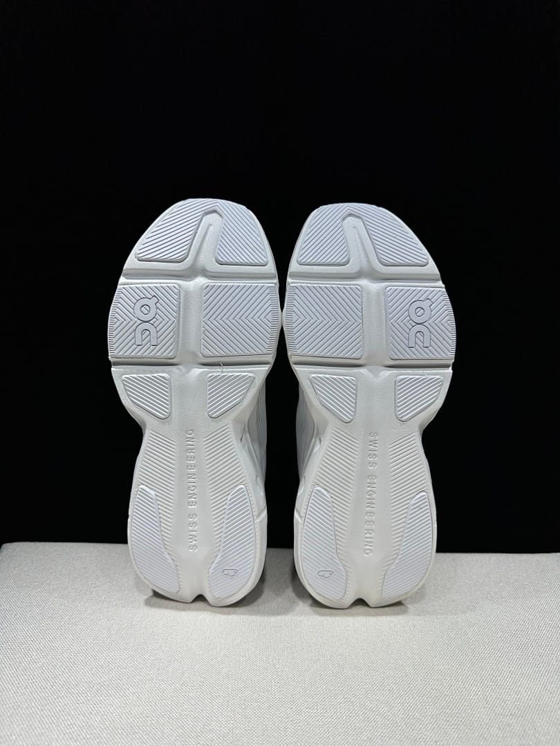 On Cloudpulse Next (Colorway 10)
