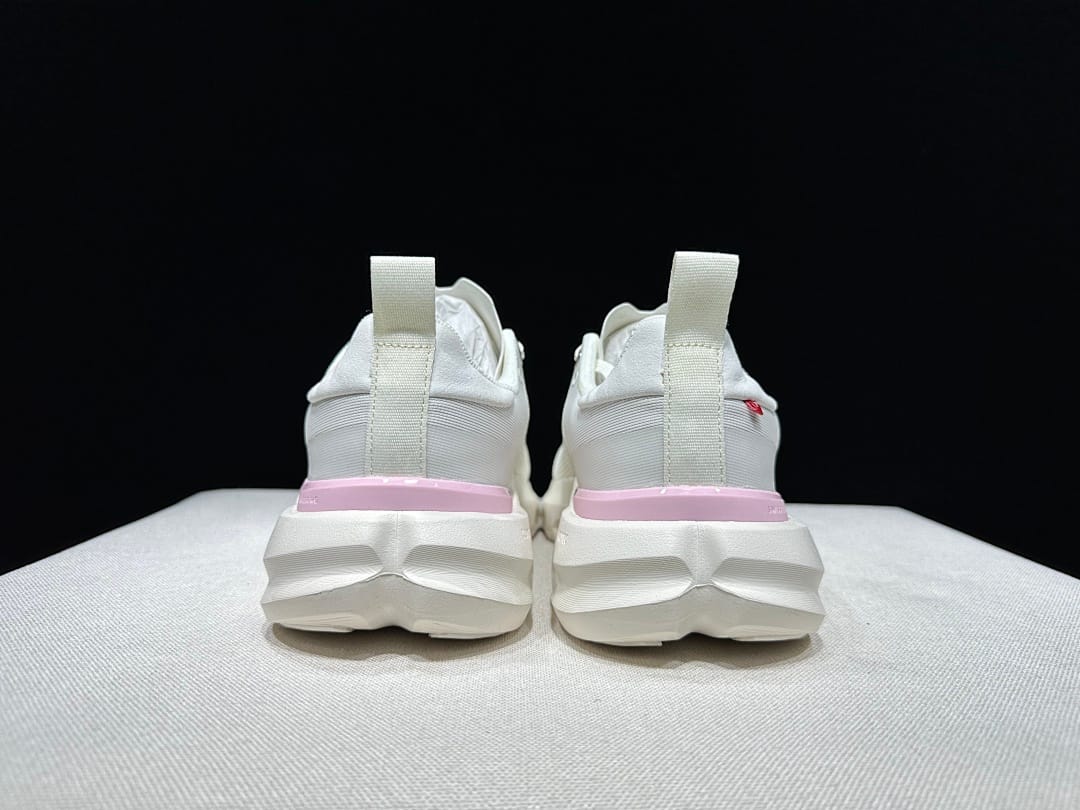 On Cloudpulse Next (Colorway 6)