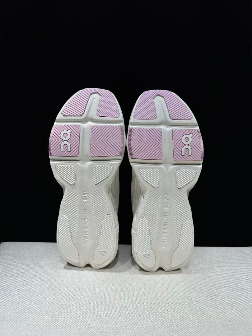 On Cloudpulse Next (Colorway 6)