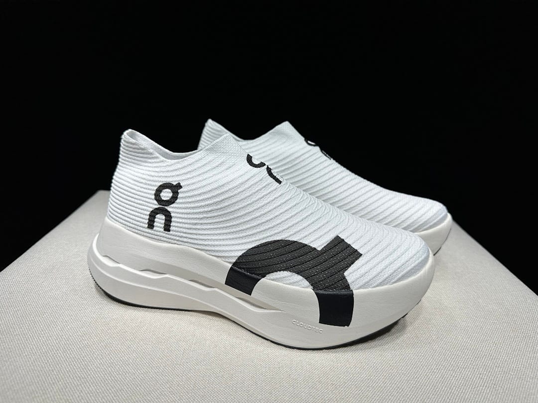 On Cloudboom Strike LS (Colorway 3)