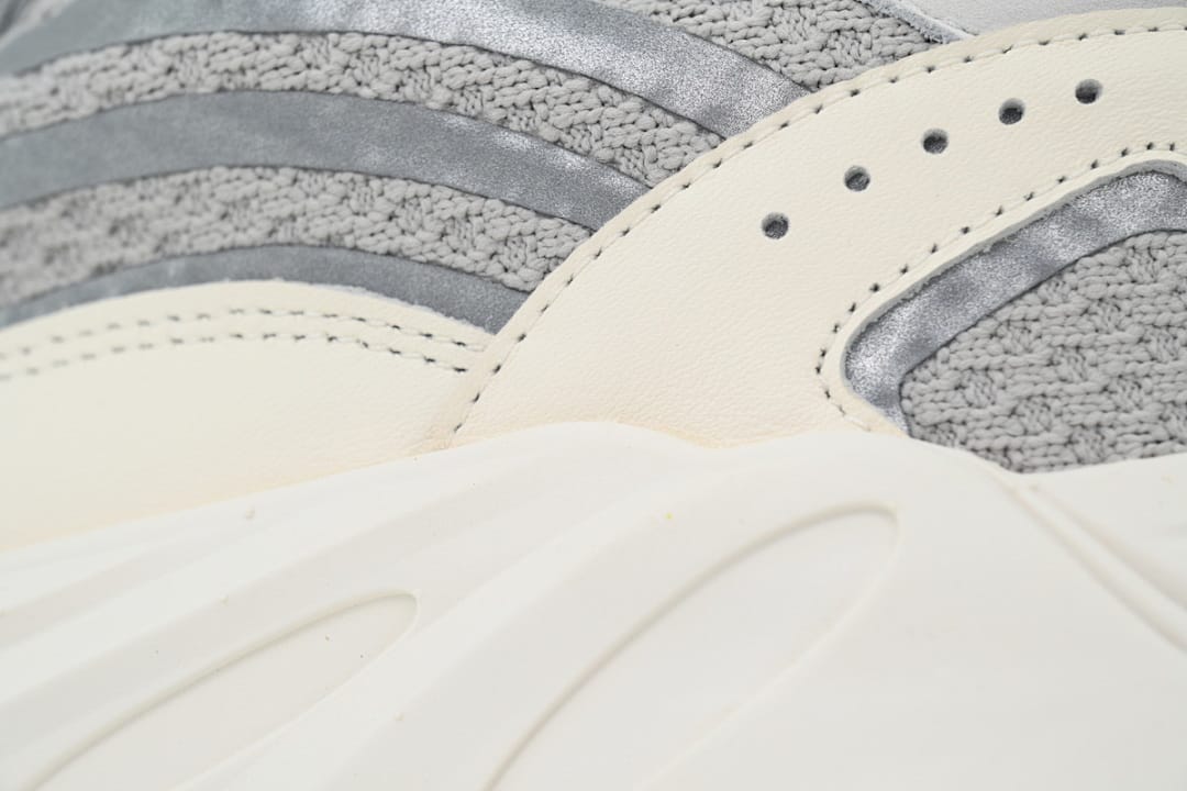 Yeezy Boost 700 V2 LW Static