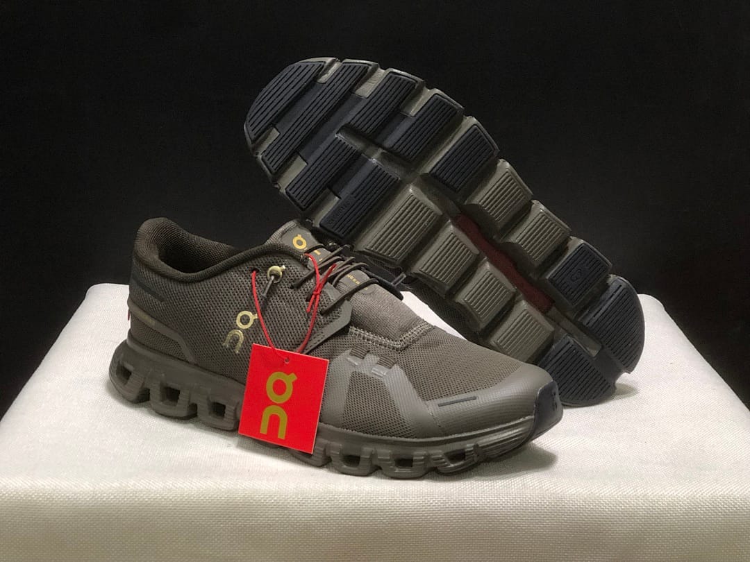 On Cloud 6 (Colorway 3)