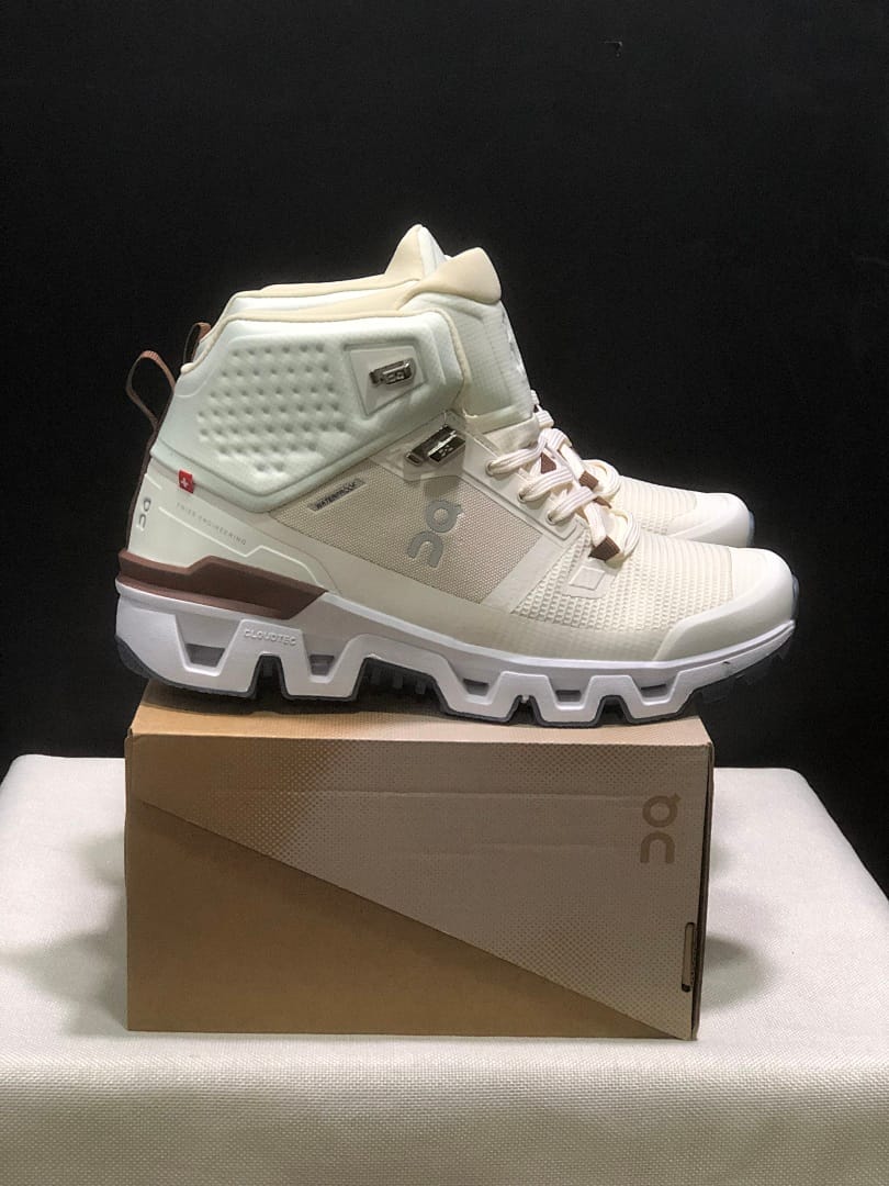On Cloudwander (Colorway 5)