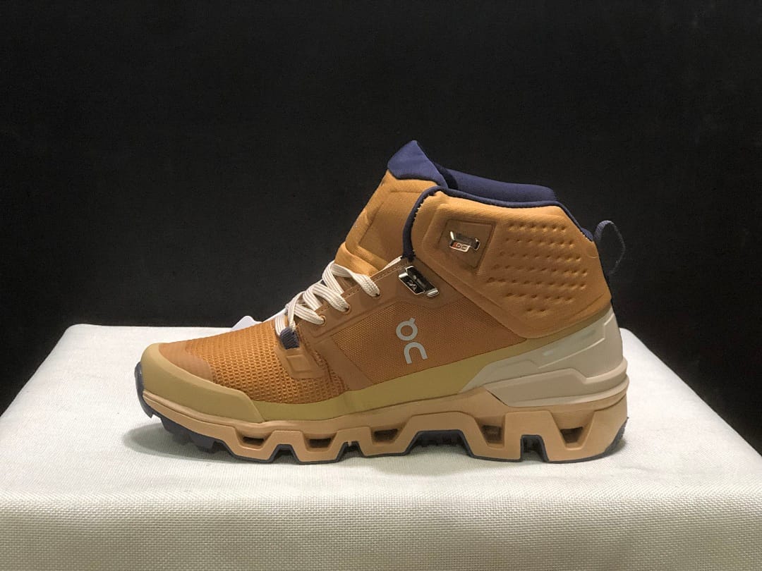 On Cloudwander (Colorway 4)