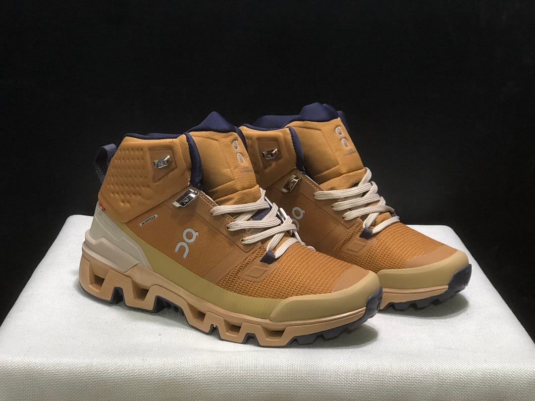On Cloudwander (Colorway 4)