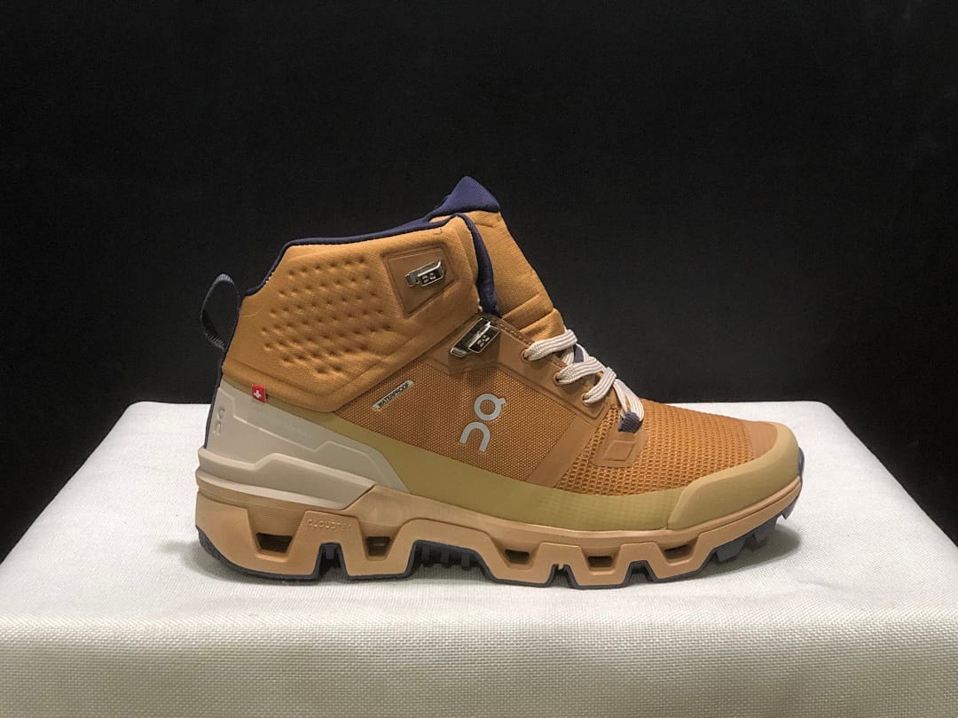 On Cloudwander (Colorway 4)