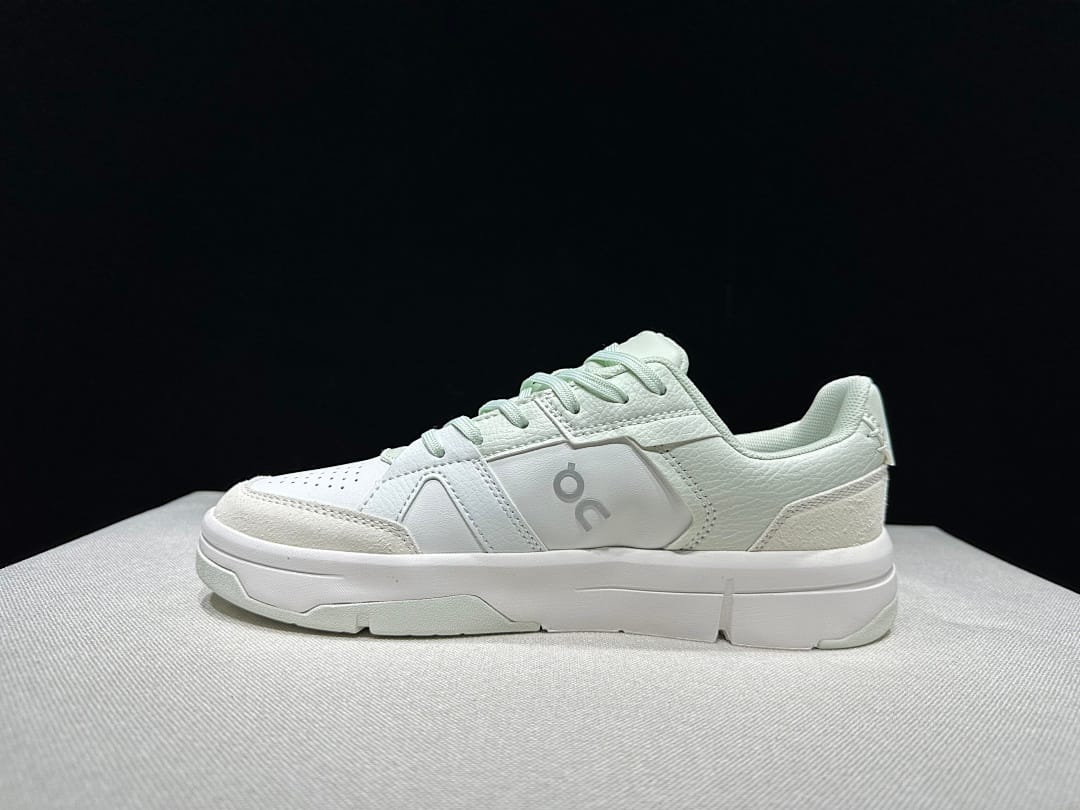 On THE ROGER Clubhouse 3 V2 (Colorway 3)