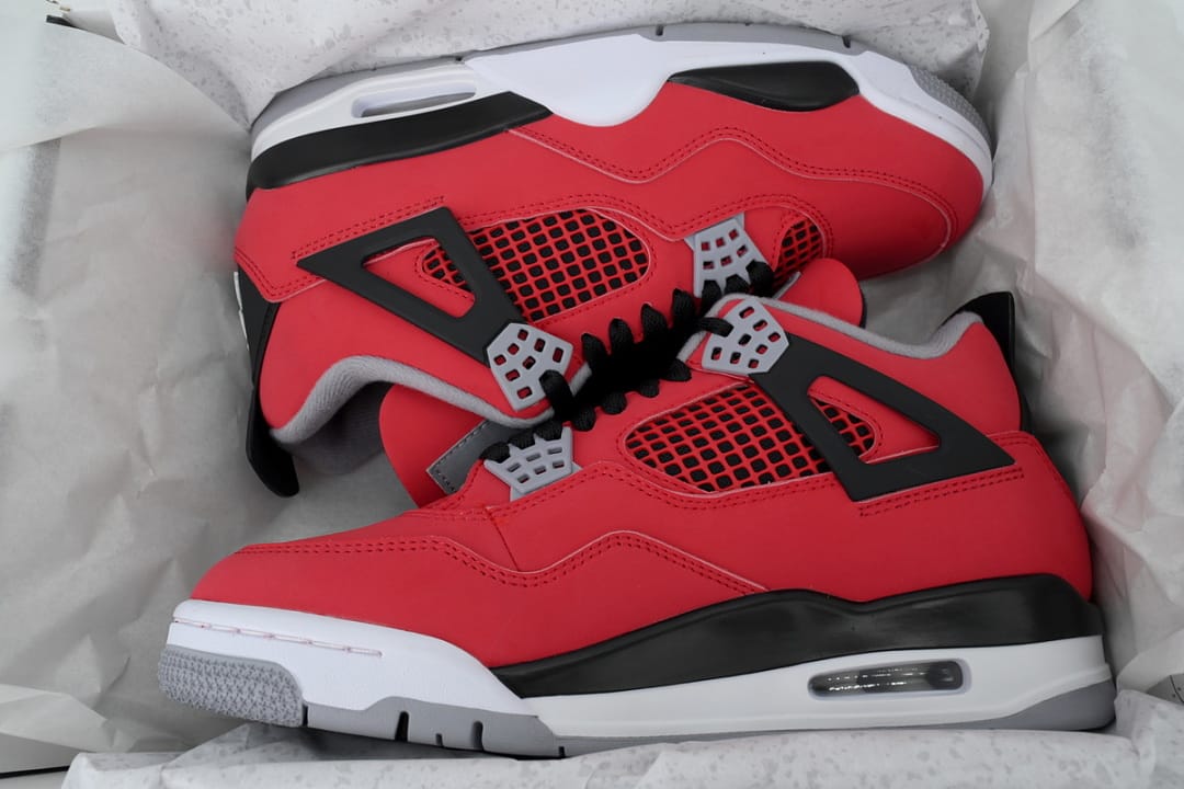 Air Jordan 4 Retro Toro Bravo
